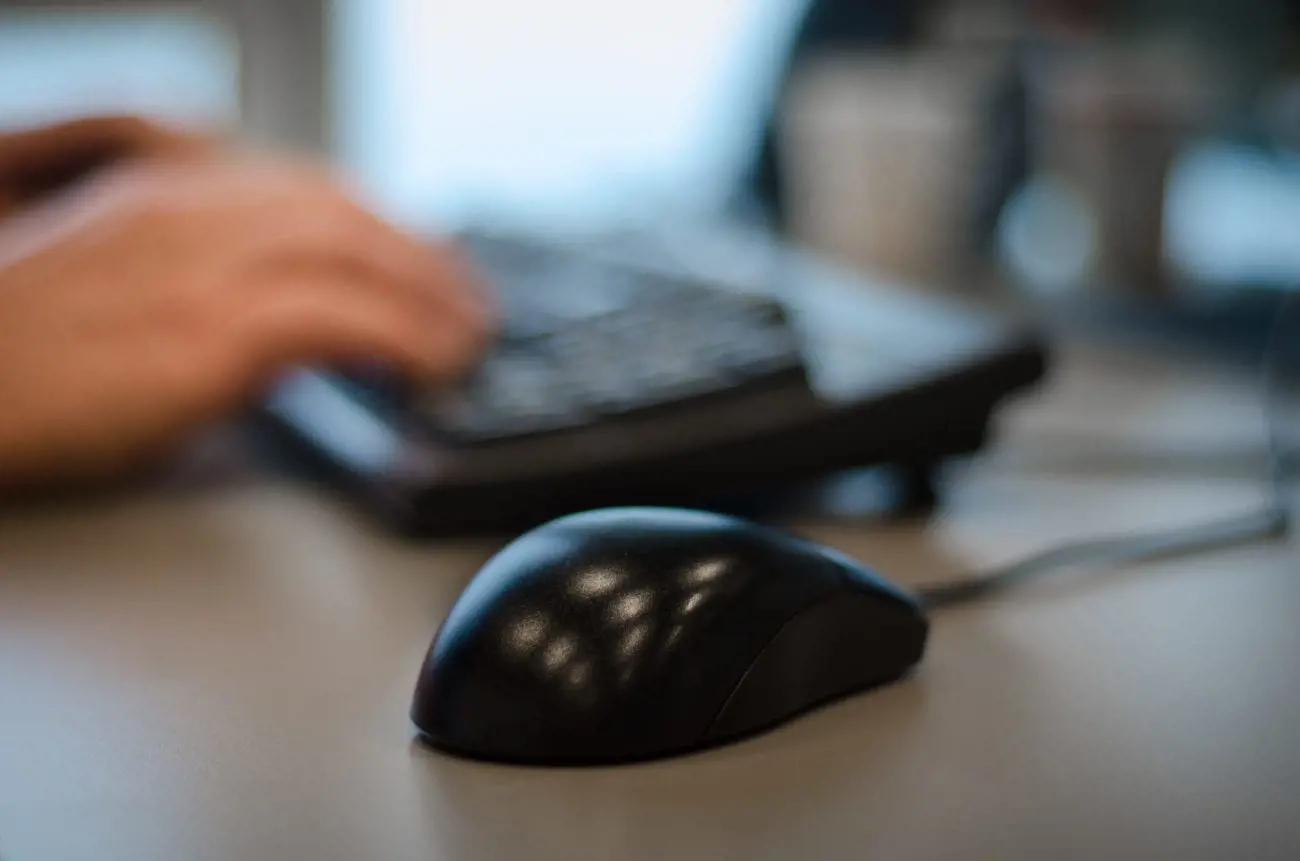 desk-computer-hand-working-bokeh-keyboard-960438-pxhere.com11-scaled