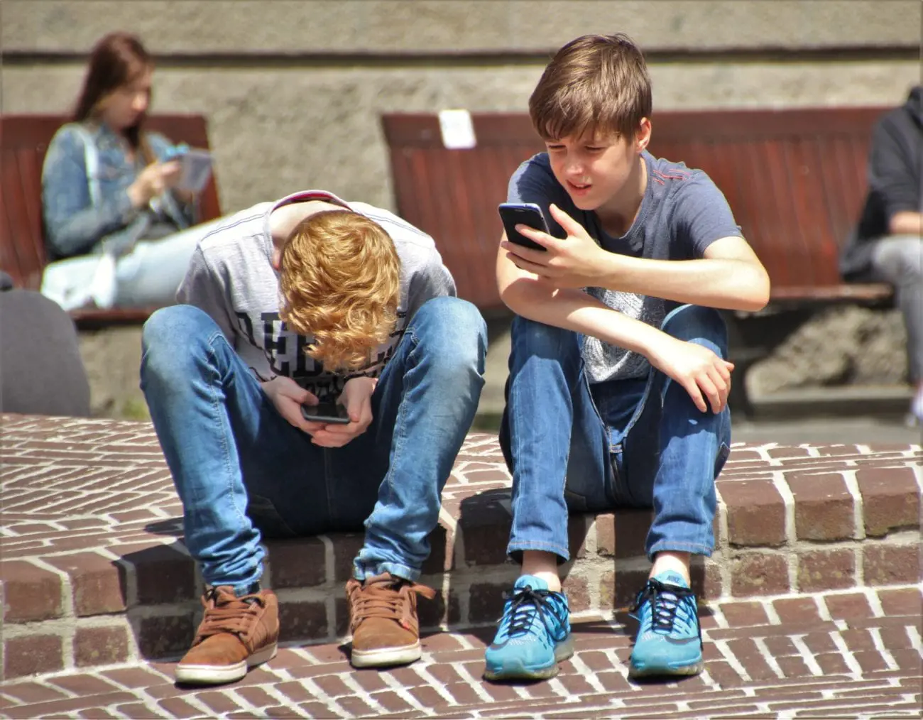 boys-cellphones-children-159395-scaled