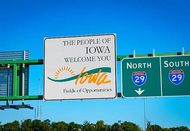 640px-Iowa_State_Line_-_Welcome_to_Iowa_45640940064