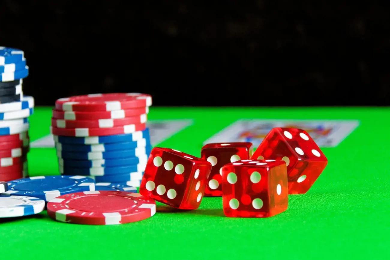 play-poker-cube-gambling-casino-wallpaper-scaled