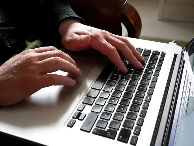 Hands_and_laptop_20170514_0