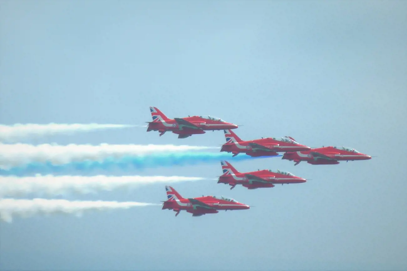 red-arrows-g70d224977_1920-scaled