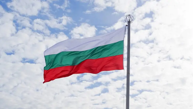 sky-wind-flag-red-flag-bulgaria-flag-of-the-united-states-1379391-pxhere.com1_