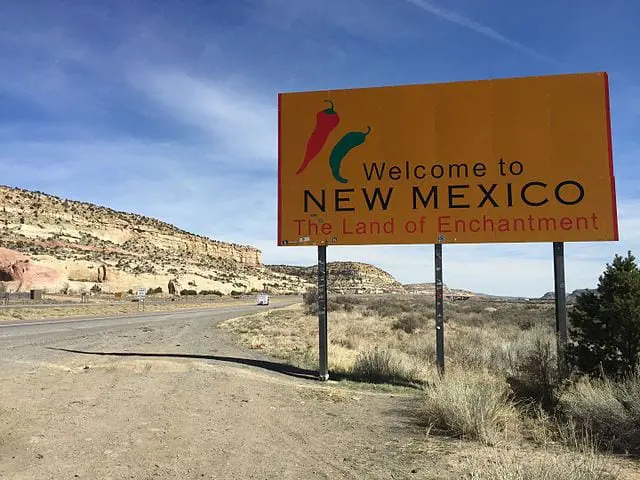 2016-03-21_10_04_58_Welcome_to_New_Mexico_sign_along_eastbound_Interstate_40_entering_McKinley_County_New_Mexico_from_Apache_County_Arizona