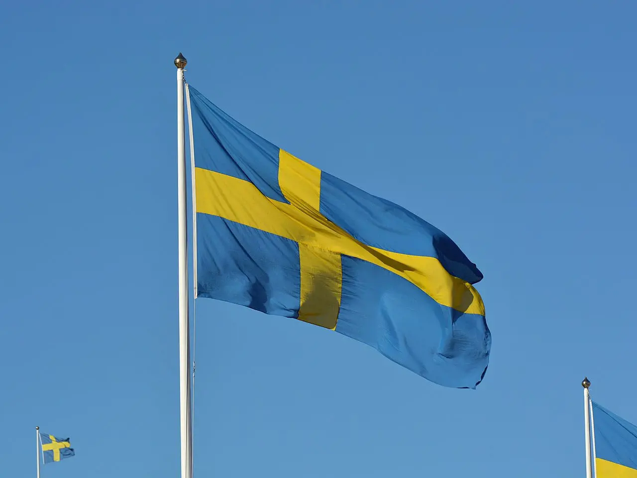 1280px-Flag_of_Sweden_flying